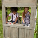 Casuta de Joaca Scenic View  pentru copii PlayHouse Wooden Play cu Bucatarie si accesorii pentru exterior gradina Kidkraft